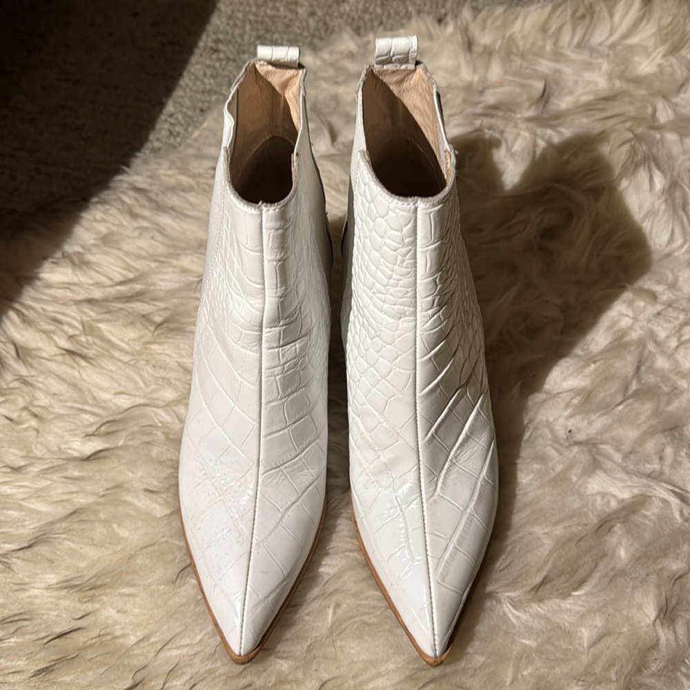 42 Gold Ankle Boot Sz 6 white